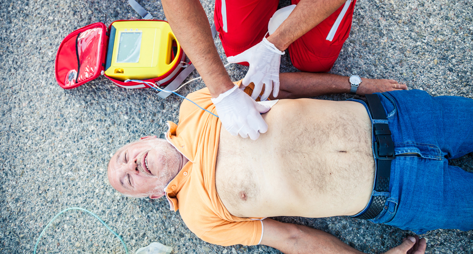 Paramedic using defibrillator (photo)