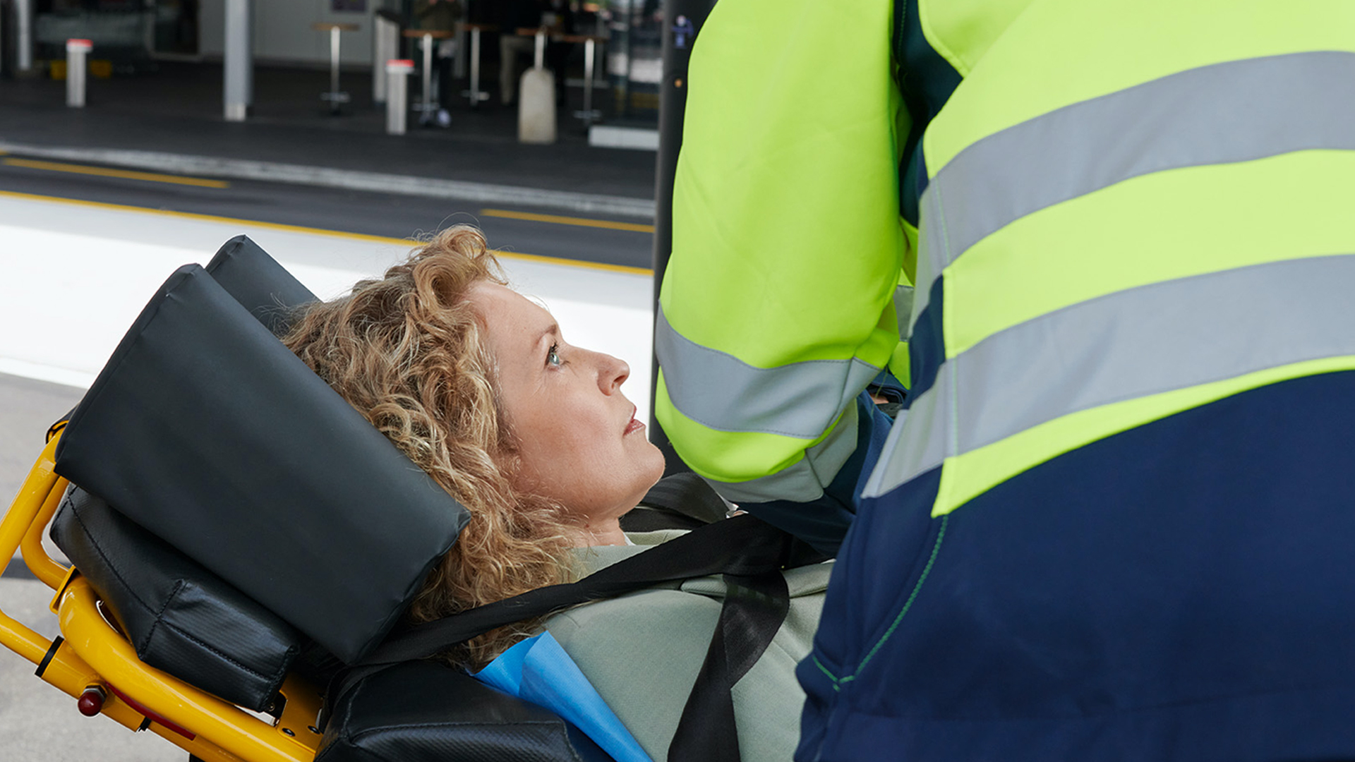 Una donna su una barella con un paramedico (foto)