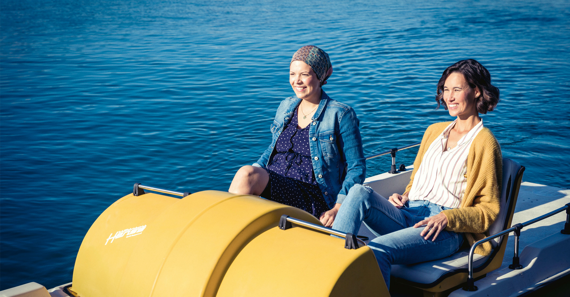 Women in a pedal boat (photo)