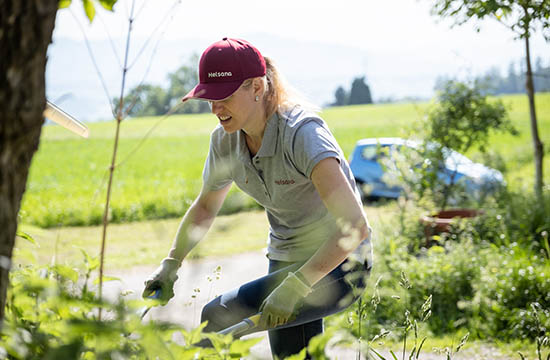 Eine Helsana-Mitarbeiterin bei der Gartenarbeit (Foto)