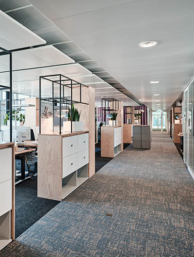View into an open-plan office (Photo)